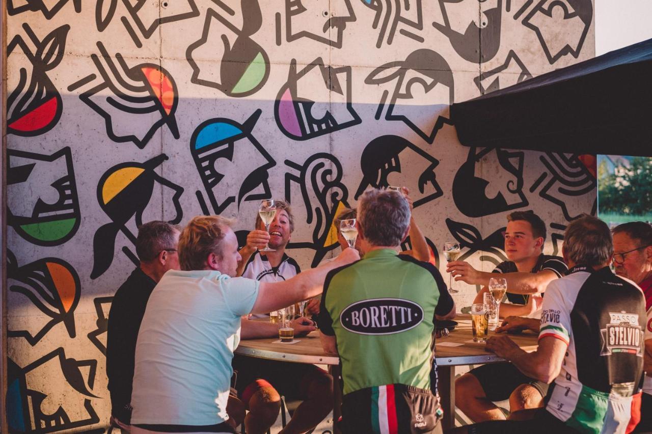 Отель Cafe Coureur Борглон Экстерьер фото